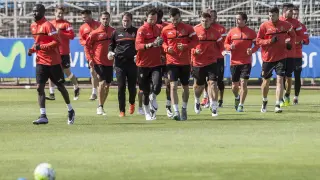 Los jugadores del Real Zaragoza entrenándose ayer en la Ciudad Deportiva.