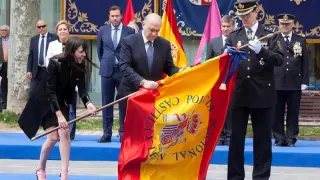 El ministro del Interior, Jorge Fernández Díaz (c), preside el acto de concesión del uso de la bandera de España a la Jefatura Superior de Policía de Castilla y León.