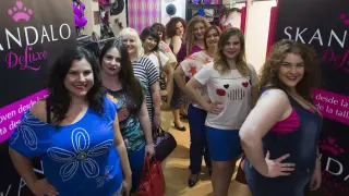 Las diez candidatas a Miss Talla XL Aragón 2016, en el interior de la tienda Skandalo Deluxe momentos antes de comenzar el desfile.
