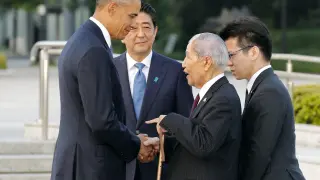 Obama saluda al superviviente de Hiroshima Sunao Tusboi, de 91 años.