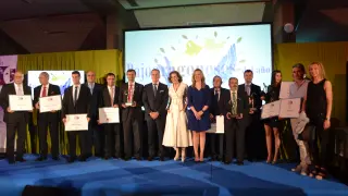 Foto de familia de los nominados y premiados. En el centro, Nati Cañada entre Raimundo Cubeles y Pilar Alegría.