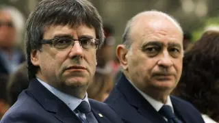 Carles Puigdemont y Jorge Fernández Díaz, en el acto de homenaje