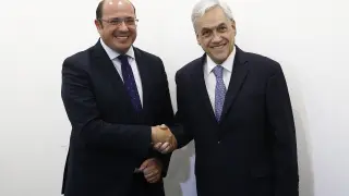El expresidente de Chile, Sebastian Piñera (d), saluda al presidente de Murcia, Pedro Antonio Sánchez