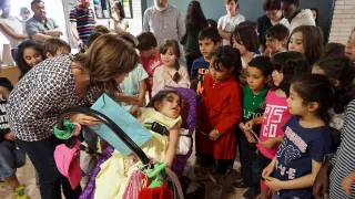 Ángela Zaragoza ayer junto a sus compañeros de Educación Infantil y una profesora.