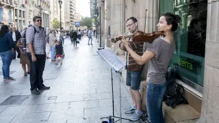 Dos músicos callejeros, actuando en el Coso zaragozano.