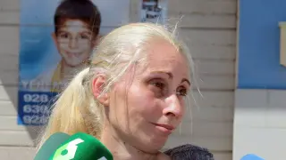 Ithaisa Suárez, madre de Yéremi Vargas, delante de un cartel de la desaparición del niño.