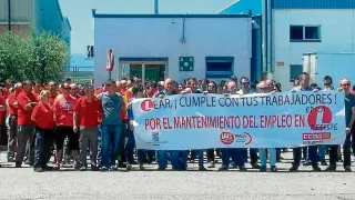 Foto archivo de una protesta de los trabajadores de Lear en la planta de Épila para reclamar un plan industrial que les asegure la viabilidad.