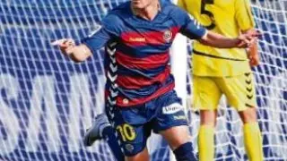 Natalio celebra un gol en el partido Llagostera-Alcorcón que acabó con la victoria gerundense por 4-0.