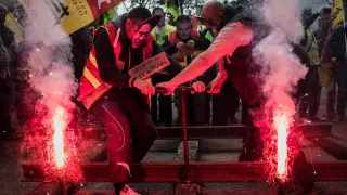 Las huelgas contra la reforma laboral se suceden en Francia en todos los sectores. Este miércoles, los trabajadores de los ferrocarriles protagonizaron incidentes por todo el país.
