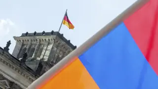 La bandera armenia delante del Parlamento alemán.