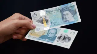 Los nuevos billetes de plástico de cinco libras.