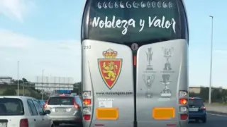 El autocar del Real Zaragoza, alrededor de las 19.00, en pleno atasco en la Ronda de Dalt al atravesar Barcelona rumbo a Palamós.