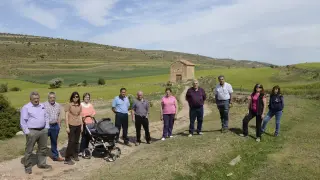 Vecinos de Aliaga afectados por la mina proyectada, junto al emplazamiento previsto para la explotación.