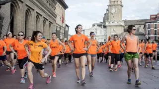 Fotografía del entrenamiento que reunió ayer en la plaza del Pilar a 500 corredoras.