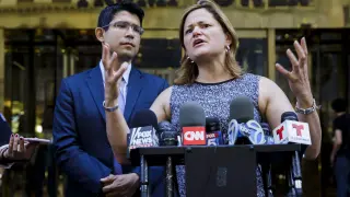 La portavoz del Concejo Municipal de Nueva York, la portorriqueña Melissa Mark-Viverito, y el concejal mexicano Carlos Menchaca dieron ayer una rueda de prensa contra Trump frente a un edificio del magnate.