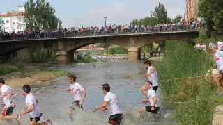 Uno de los obstáculos consistió en atravesar corriendo el cauce del río Sosa de Monzón.