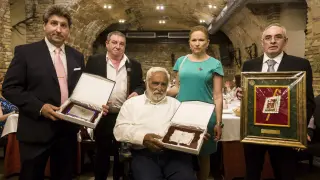 Agustín del Río, Ramón Sorroche, Santiago Idoype, Ana Idoype y Anselmo Madrigal, con los galardones.