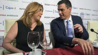 Pedro Sánchez y Susana Díaz durante un desayuno informativo en Sevilla.