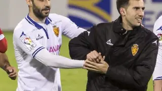 Guitián y Lanzarote se abrazan al final de uno de los partidos del Real Zaragoza en La Romareda en la segunda vuelta de la recientemente concluida temporada.
