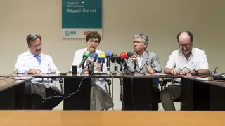 José Manuel Aldámiz, María José Revillo, Javier Marión y Juan Pablo Alonso, ayer, en el hospital Miguel Servet.