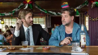 Ryan Gosling y Russell Crowe en una escena de 'Dos buenos tipos'.
