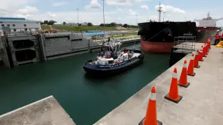 El buque que ha cruzado las exclusas del Canal de Panamá