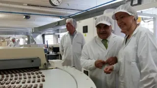 Marta Gastón visita la fábrica de Chocolates Valor.
