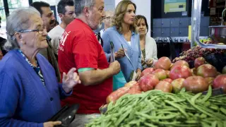 Los socialistas visitan en el mercado de Valdespartera