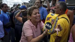 Un grupo de personas protestan por comida en el popular sector de Catia hoy, sábado 11 de junio de 2016, en la ciudad de Caracas