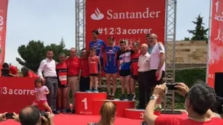 Eliseo Martín, ganador del 10K de la carrea solidaria de Monzón, en el podio