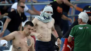 Decenas de aficionados de la selección rusa de fútbol cargaron contra hinchas ingleses en Marsella.