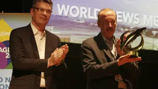 El presidente del Foro Mundial de Editores, Marcelo Rech, aplaude al periodista ruso del 'Novaya Gazeta' Sergei Sokolov, quien recibió el premio de la pluma de oro, durante el congreso de Cartagena.