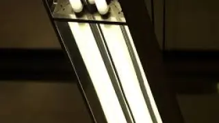 Una lámpara con tubos fluorescentes.