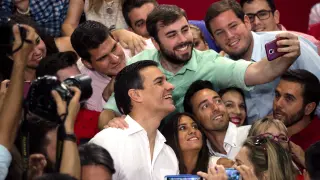 Pedro Sánchez, este miércoles en Málaga, se hace un selfi con unos seguidores.