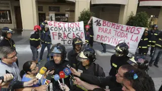 Los bomberos se concentraron a las puertas de la Diputación de Huesca.