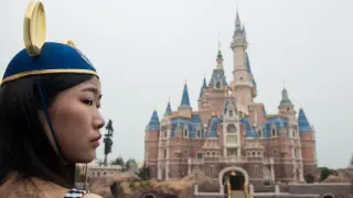Una joven china asiste a la inauguración del parque Disney en Shanghái.