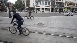 Un ciclista recorre las vías en César Augusto en una imagen tomada desde el tranvía.