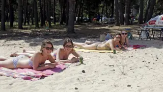 Varias jóvenes disfrutando de un baño de sol en Playa Pita el pasado verano