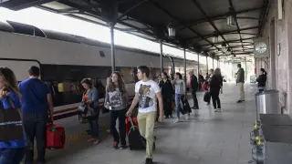 Llegada, ayer, a la estación de Teruel de un tren de Valencia con destino a Zaragoza.