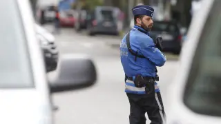 La policía bloquea el acceso a la Avenida de Caserne en Etterbeek durante la reconstrucción del atentado de Maelbeek en Bruselas