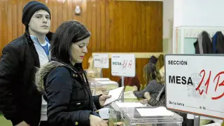 Imagen de dos jóvenes votando en las elecciones generales del 20 de diciembre.