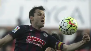 El capitán Juanjo Camacho intenta controlar un balón en el partido frente al Alcorcón.