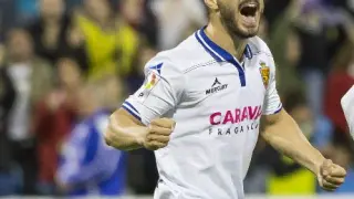 Javi Ros celebra un gol en La Romareda.