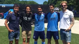 Luis Milla, en las últimas horas en la ciudad deportiva del New York City, el equipo de Villa, con el que posa en su cuenta de Twitter junto a los demás españoles, Iraola, Angelino y Javier Pérez.
