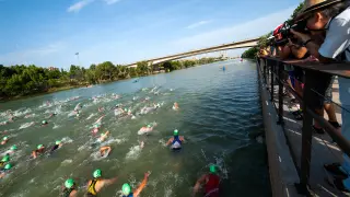 Tramo a nado del I Triatlón de Zaragoza, en julio de 2015.