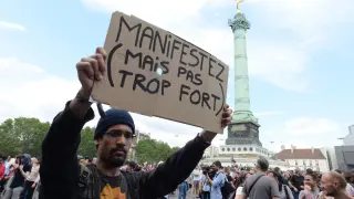 Un manifestante sostiene una pancarta durante la manifestación en París.