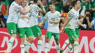Los jugadores irlandeses celebran un gol histórico.