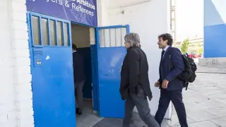 Narciso Juliá y Luis Milla entran en la zona de vestuarios de La Romareda el día de la presentación del nuevo entrenador del Real Zaragoza.