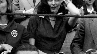 Ava Gardner, en una vista a la plaza de todos de la Misericordia de Zaragoza, en la famosa foto de Luis Mompel.