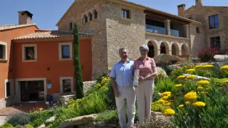 Christian Schaack y Françoise Ortolá, en el Mas de la Costa de Valderrobres, con el premio Roca a la Iniciativa Hotelera.